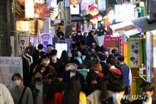 핼러윈 데이인 31일 서울 마포구 홍대거리 일대가 시민들로 붐비고 있다. 뉴시스