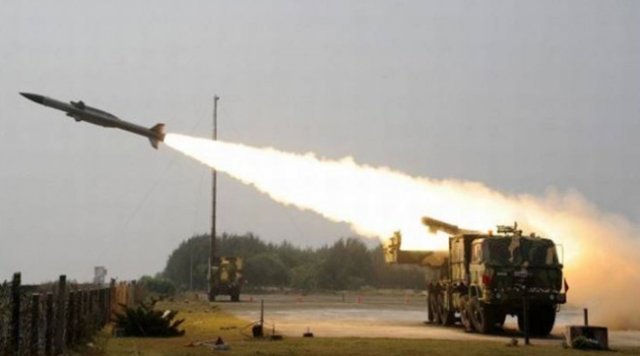 인도군이 국경지대인 라다크 지역에 실전 배치한 미사일을 시험발사하고 있다. PTI