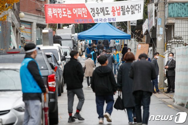 1일 오전 서울 성북구 사랑제일교회에서 교인들이 주일 9시 예배를 드리기 위해 이동하고 있다. 전광훈 담임목사가 이끄는 사랑제일교회는 시설 폐쇄 80여일 만에 이날부터 사전접수자를 대상으로 현장 예배를 재개했다. 2020.11.1/뉴스1 © News1