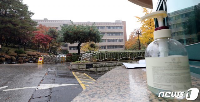 1일 서울시는 신종 코로나바이러스 감염증(코로나19) 확진자가 45명 추가로 발생했고 이중 12명이 서울시 종로구 한 고등하교 관련 확진자라고 밝혔다. 서울시 관계자는 종로구 고등학교와 관련해 누적 15명이 확진된 것과 관련해 성악 교습 강사를 통한 감염으로 추정된다고 설명했다. 사진은 이날 해당 고등학교 모습. 2020.11.1/뉴스1 © News1