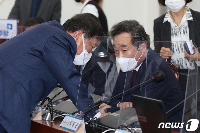 이낙연 더불어민주당 대표가 29일 오후 서울 여의도 국회에서 열린 정책 의원총회에서 김태년 원내대표와 대화하고 있다. 2020.10.29/뉴스1 © News1