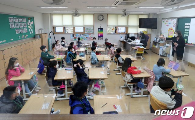 지난달 19일 경기 수원 소재 한 초등학교에서 학생들이 수업을 듣고 있다./뉴스1 © News1