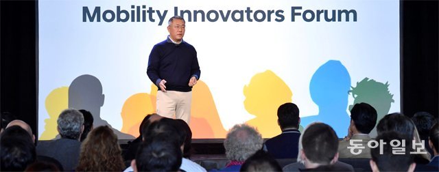 정의선 현대자동차그룹 회장이 그룹 수석부회장이던 지난해 11월 미국 샌프란시스코에서 열린 ‘모빌리티 이노베이터스 포럼(MIF) 2019’에서 기조연설을 하고 있다. 동아일보DB