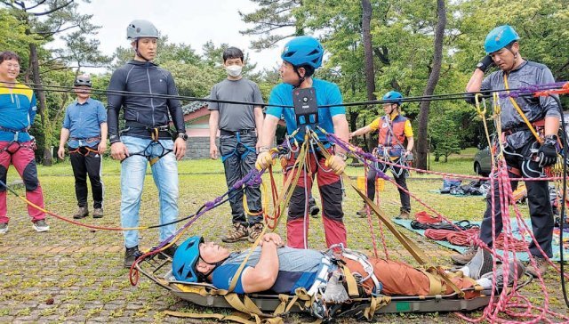 제주산악연맹 제주산악안전대가 한라산 주변 계곡에서 로프를 연결해 조난자를 이송하는 ‘트롤리안 브리지’ 구조기술을 훈련하는 등 정기적으로 구조 및 수색 훈련을 하고 있다. 제주산악안전대 제공