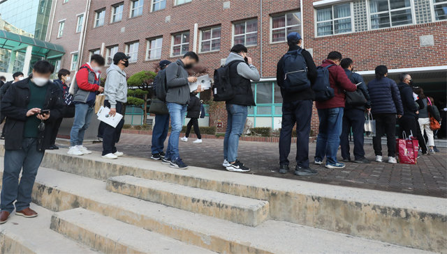 지난달 31일 공인중개사 시험이 치러진 서울 노원구 미래산업과학고에서 20, 30대 젊은이를 포함한 수험생들이 입장을 기다리고 있다. 뉴스1