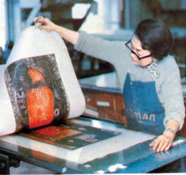 1973년 미국 밥 블랙번 스튜디오에서 판화를 만들고 있는 박래현. 국립현대미술관 제공