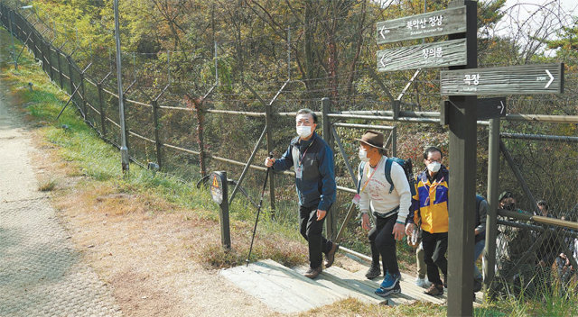 문재인 대통령이 지난달 31일 북악산 북측 둘레길을 걷고 있다. 이 지역은1968년 ‘김신조 사건’ 이후 52년 만인 1일부터 
일반에 개방됐다. 문 대통령의 산행에는 산악인 엄홍길 대장과 정재숙 문화재청장, 김영종 종로구청장, 종로구 부암동 주민들이 
함께했다. 청와대사진기자단