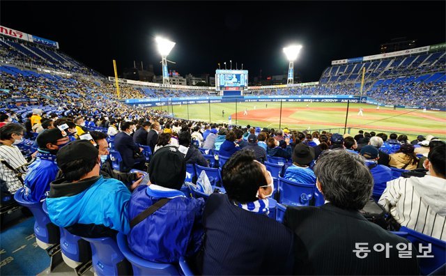 지난달 30일 일본 요코하마시 요코하마 스타디움에서 관객들이 밀집해 들어찬 가운데 프로야구 경기가 열리는 모습. 요코하마=김범석 기자 bsism@donga.com