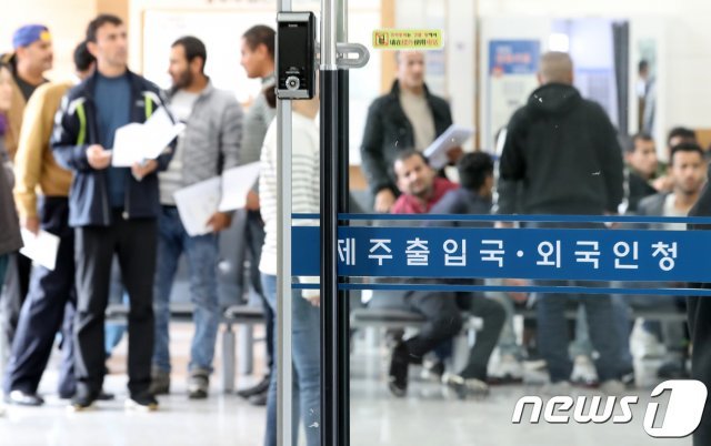 인도적 체류 허가를 받은 예멘 난민 신청자들이 제주시 용담동 제주출입국·외국인청에서 서류를 제출하고 있다. 2018.10.22/뉴스1 © News1