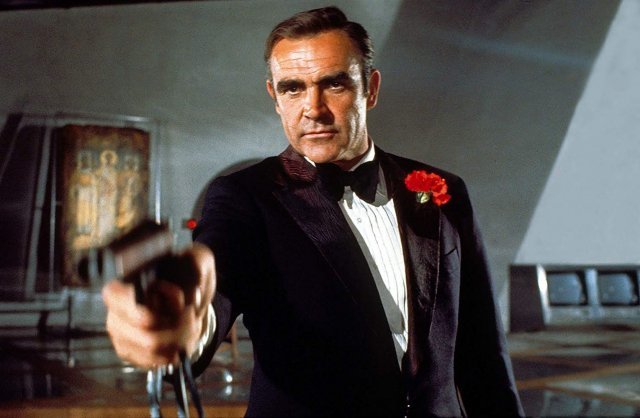 007 시리즈의 일곱 번째 영화 ‘다이아몬드는 영원히’(1971년)에서 제임스 본드 역의 숀 코너리가 총을 겨눈 장면. 유니버설픽처스 제공