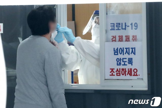 26일 오전 서울 성동구 마장로 성동구보건소에 마련된 선별진료소에서 한 시민이 코로나19 검사를 받고 있다2020.10.26/뉴스1 © News1