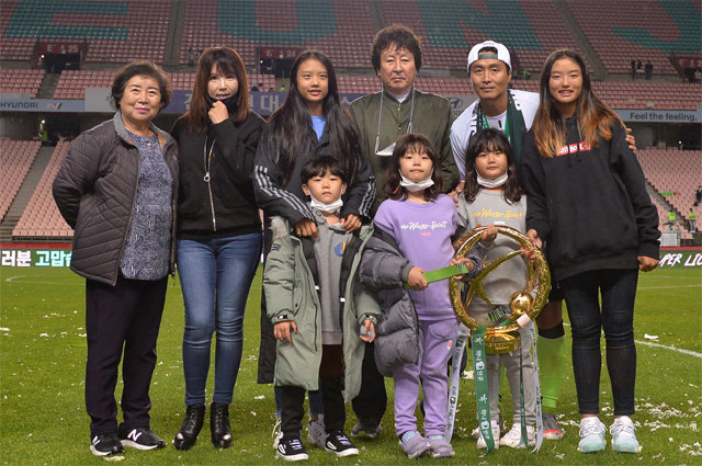 1일 전주월드컵경기장에서 은퇴식을 마치고 가족과 함께한 이동국(뒷줄 오른쪽에서 두 번째). 전북 제공