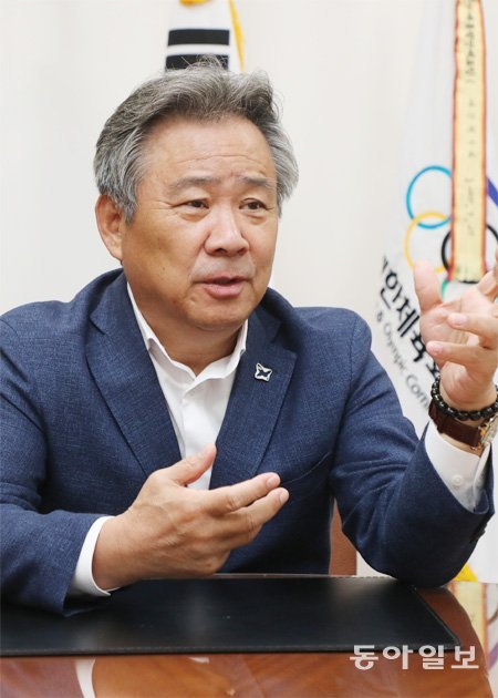 대한체육회의 이기흥 회장은 “모든 국민이 평생 스포츠를 공유하는 시대를 열기 위해서는 학교 체육이 먼저 정상화돼야 한다”고 강조했다. 이 회장은 체육인에 대한 전문 교육을 강화하는데도 집중하겠다고 밝혔다. 김동주 기자 zoo@donga.com