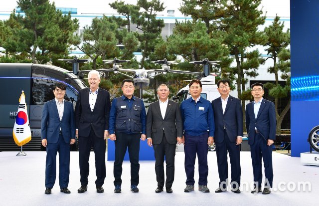 지난달 30일 현대차 울산공장에서 열린 ‘친환경 미래차 현장방문’ 행사 종료 후 현대차그룹 관계자들이 기념촬영을 하고 있다. 왼쪽부터 공영운 사장, 알버트 비어만 사장, 이상수 지부장, 정의선 회장, 하언태 사장, 이원희 사장, 기아차 송호성 사장. 현대차 제공