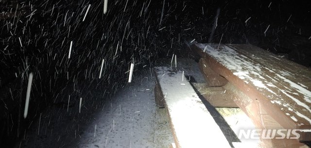 강원 인제군 서면 설악산 중청대피소에 3일 새벽 올가을 들어 첫 눈이 내리고 있다. 뉴시스(설악산국립공원사무소 제공)