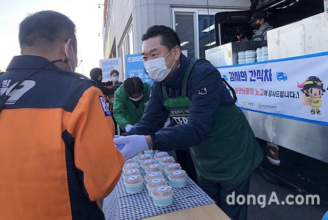 김인규 하이트진로 사장이 3일 경주소방서에서 진행된 ‘감사의 간식차’ 행사에 참석해 소방대원들에게 간식을 나눠주고 있다.