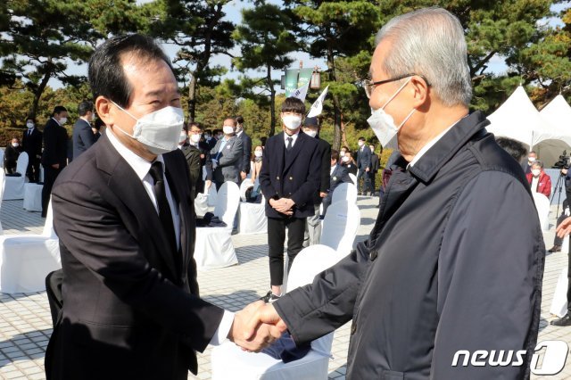 정세균 국무총리가 3일 광주 서구 학생독립운동기념탑에서 열린 제91주년 학생독립운동 기념식에서 김종인 국민의힘 비상대책위원장과 인사를 나누고 있다. 2020.11.3/뉴스1 © News1