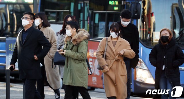 급격히 추워진 날씨를 보인 3일 서울 광화문 광장 인근에서 시민들이 잔뜩 움츠린 채 출근하고 있다. 이날 오전 강원산간지역에는 눈이 내렸고 서울 아침 체감 온도는 영하1도를 보였다. 2020.11.3/뉴스1 © News1