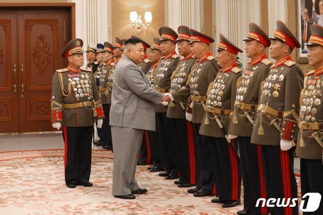 지난달 10일 노동당 창건일 75주년을 맞아 평양 김일성 광장에서 열린 열병식에서 군 간부들과 인사를 나누고 있는 김정은 북한 국무위원장.(평양 노동신문=뉴스1)