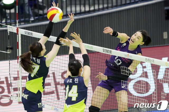 3일 오후 경기도 수원시 장안구 수원실내체육관에서 열린 도드람 2020-2021 V-리그 여자부 현대건설 힐스테이트와 흥국생명 핑크스파이더스의 경기에서 흥국생명 김연경이 스파이크 공격을 하고 있다. 2020.11.3/뉴스1 © News1