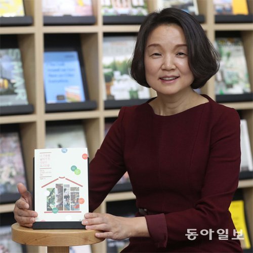 조금주 도곡정보문화도서관 관장은 “코로나19 상황이 끝나면 가고 싶은 해외 도서관 정보를 차곡차곡 모으고 있다”고 말했다. 안철민 기자 acm08@donga.com