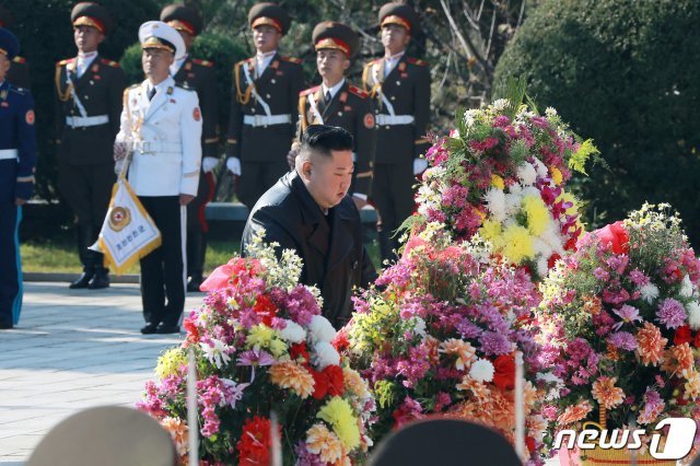 김정은 북한 국무위원장이 지난달 22일 중국의 한국전쟁 참전 70주년을 기념해 중국인민지원군 열사능을 참배하는 모습. (국내에서만 사용가능. 재배포 금지. DB 금지. For Use Only in the Republic of Korea. Redistribution Prohibited) rodongphoto@news1.kr