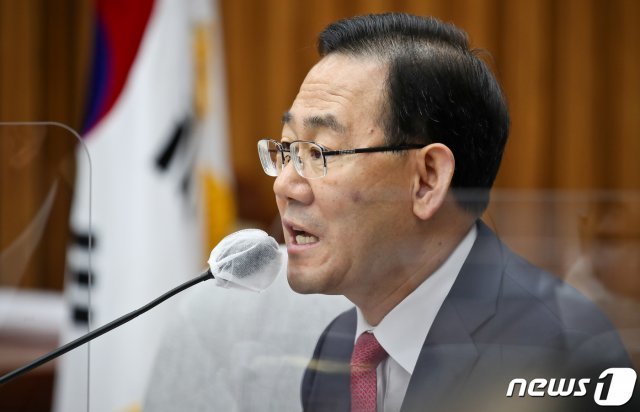 주호영 국민의힘 원내대표가 3일 오전 서울 여의도 국회에서 열린 원내대책회의에서 모두발언을 하고 있다. 2020.11.3/뉴스1 © News1