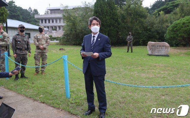 이인영 통일부 장관이 16일 오전 경기 파주시 판문점을 방문해 남북 정상이 기념식수 한 자리에서 인터뷰를 하고 있다. 이날 이 장관은 북측을 향해 “약속은 지켜져야 한다”고 남북간 합의 사항 이행을 촉구했다. 2020.9.16 © News1 사진공동취재단