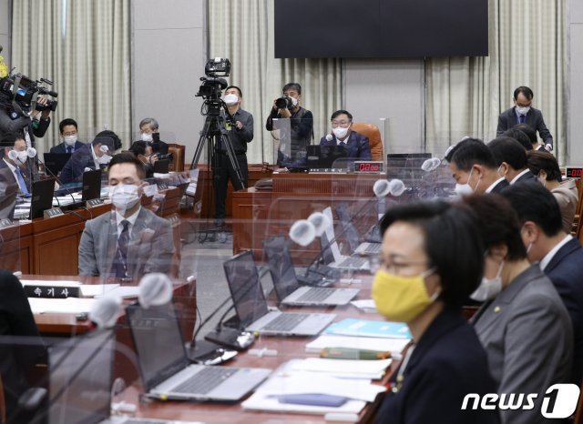 김태년 위원장이 4일 오전 서울 여의도 국회에서 열린 국회운영위원회의 청와대 대통령비서실·국가안보실·대통령경호처에 대한 국정감사에서 의사봉을 두드리고 있다. 2020.11.4/뉴스1 © News1