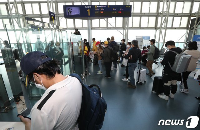 지난달 15일 오전 부산 강서구 김해국제공항 국제선이 이용객들로 북적이고 있다. 이날 에어부산 부산-칭다오 노선이 재운항하여 김해공항 국제선 반 년만에 이륙을 했다. 2020.10.15/뉴스1 © News1