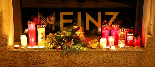 3일
 오스트리아 수도 빈의 한 유대교 예배당에 시민들이 하루 전 테러 희생자들을 추모하기 위한 촛불 및 꽃다발을 올려뒀다. 테러 주범
 쿠이팀 페이줄라이는 이슬람 극단주의 단체에 가담해 체포됐지만 감형을 받아 풀려난 후 범행을 저지른 것으로 드러났다. 빈=AP 
뉴시스