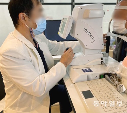 서울의 한 안과에서 의사가 레이저 기기를 이용해 백내장 환자를 검사하고 있다. 동아일보DB