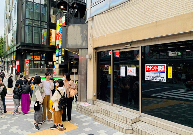 일본 대표 젊은이의 거리인 하라주쿠의 다케시타 거리 입구에 폐업한 채로 방치된 커피 브랜드 ‘도토루’ 매장. 코로나19 이후 해외 관광객 감소로 직격탄을 맞았다.