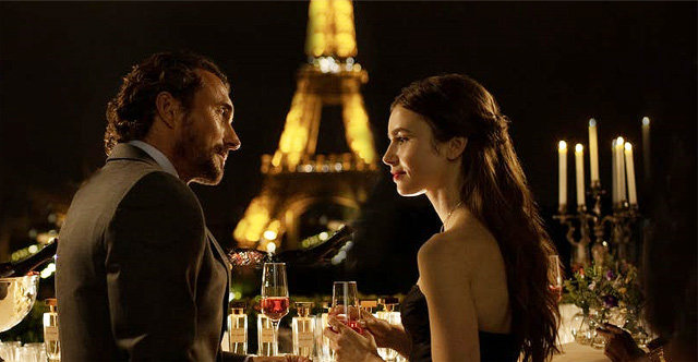 프랑스 파리를 배경으로 한 드라마 ‘에밀리, 파리에 가다’는 국내에서 ‘칙릿 바람’을 되살리는 기폭제 역할을 하고 있다. 주인공 에밀리(오른쪽)는 에펠탑 근처에서 열린 파티에서 프랑스 남자에게 매력을 느낀다. 넷플릭스 제공