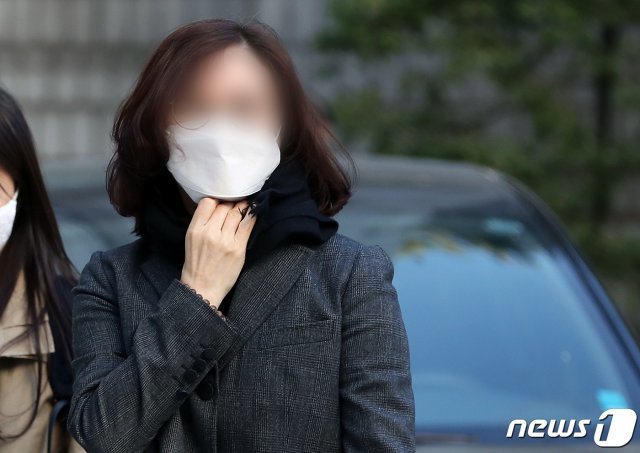 ‘사모펀드 및 자녀 입시비리’ 등의 혐의를 받는 정경심 동양대 교수가 29일 오전 서초구 서울중앙지방법원에서 열린 속행공판에 출석하고 있다. 2020.10.29/뉴스1 © News1