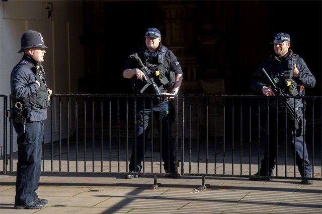 4일 영국 런던 국회의사당 앞에서 무장한 경찰들이 경비를 서고 있다. 최근 프랑스, 오스트리아 등에서 이슬람 극단주의자가 벌인 
테러가 잇따르면서 영국은 3일 국내 테러위협 경보를 ‘상당’에서 ‘심각’으로 높였다. 총 5단계로 이뤄진 영국 테러 경보에서 
‘심각’은 ‘위기’에 이어 두 번째로 높다. 런던=신화 뉴시스