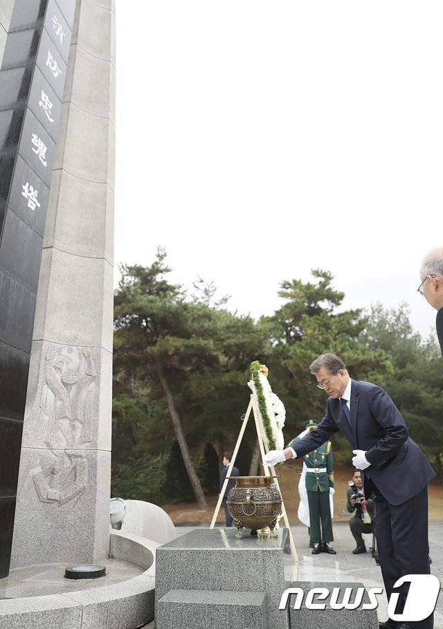 문재인 대통령이 지난 2017년 3일 오전 충남 천안시 중앙소방학교에서 열린 제55주년 소방의날 기념식에 참석하기에 앞서 ‘소방 충혼탑’을 참배하고 있는 모습. (청와대) 2017.11.3/뉴스1 © News1