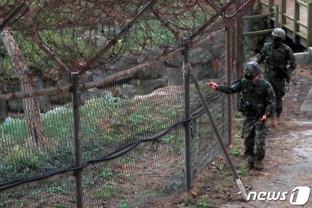 인천 옹진군 대연평도에서 해병대 장병들이 해안철책을 점검하고 있다. 기사 본문과 사진은 관계 없음. 2020.9.25/뉴스1 © News1