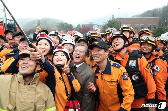 문재인 대통령이 지난 2017년 6월 용산 소방서 직원들과 기념사진을 찍는 모습. (청와대 제공) 2018.5.3