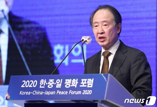 도미타 코지 주한일본대사관 대사가 27일 서울 중구 신라호텔에서 열린 ‘2020 한·중·일 평화포럼’에서 축사를 하고 있다. 2020.10.27/뉴스1 © News1