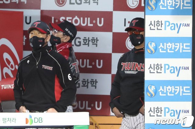 5일 오후 서울 송파구 잠실야구장에서 열린 프로야구 2020 신한은행 SOL KBO 포스트시즌 준플레이오프 2차전 두산 베어스와 LG 트윈스의 경기에서 LG 류중일 감독이 4회초 대량실점 하자 아쉬운듯 경기를 지켜보고 있다. 2020.11.5 © News1
