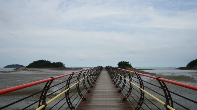 자은도 북쪽에 있는 ‘무한의 다리’는 둔장해변 앞에 있는 작은 섬인 할미도까지 1004m 길이로 놓여져 있다.