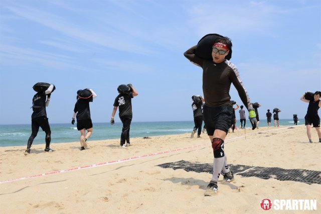 어수영 씨가 지난해 열린 스파르탄 레이스 21km 부문에 출전해 모래자루를 나르고 있다. 이수영 씨 제공.