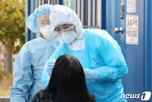 지난 5일 오후 충남 천안 동남구보건소 선별진료소에서 시민들이 검사를 받고 있다. 2020.11.5/뉴스1 © News1