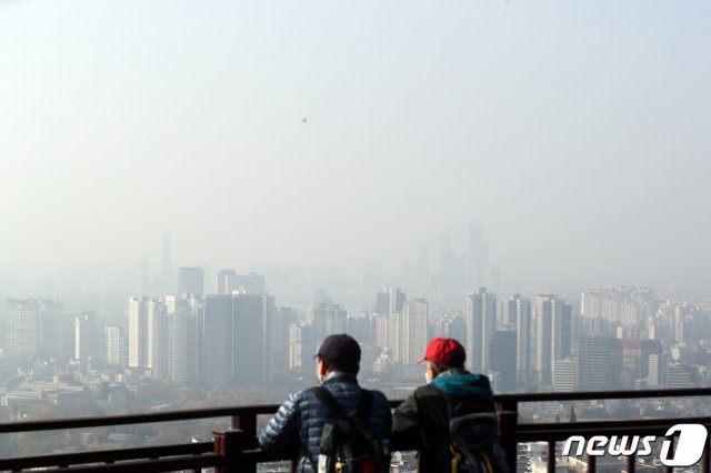 절기상 ‘입동’인 7일 오전 서울 남산에서 바라본 도심 하늘이 미세먼지로 인해 뿌옇다. 2020.11.7/뉴스1 © News1