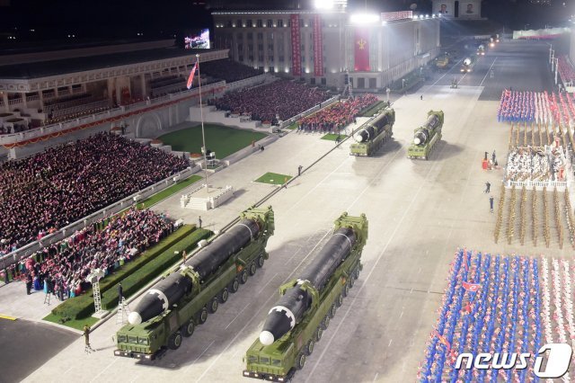 북한 노동당 기관지 노동신문은 10일 당 창건 75주년을 맞아 진행된 열병식 소식을 1~11면에 걸쳐 보도했다. 신문은 이날 열병식에서 공개된 신형 대륙간탄도미사일(ICBM)과 신형 잠수함발사탄도미사일(SLBM), 초대형방사포, 대구경조종방사포 등 여러 종류의 무기를 게재했다.(평양 노동신문=뉴스1)