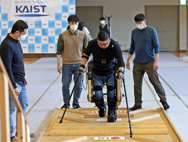 ‘사이배슬론 2020’ 대회에서 외골격(엑소스켈레톤) 로봇 종목인 ‘엑소(EXO)’에 출전하는 김병욱 선수. 공경철 KAIST 교수팀이 개발한 외골격 로봇 ‘워크온슈트4’를 입고 훈련하고 있다. KAIST 제공