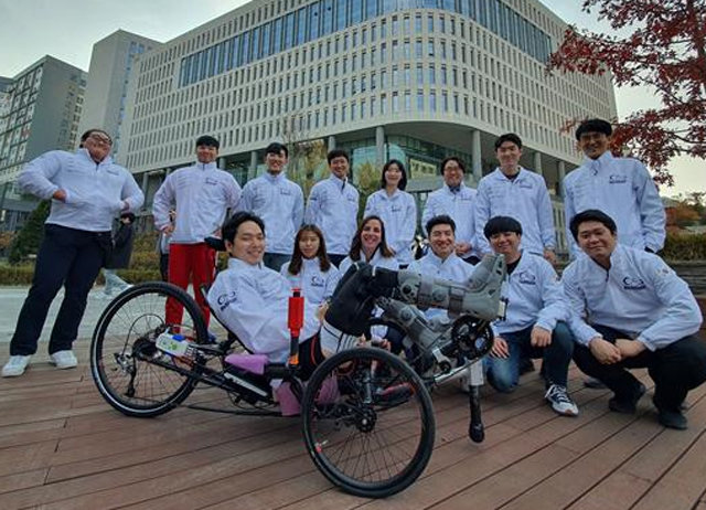 한국팀으로는 처음으로 자전거 경주 종목(FES)에 출전하는 ‘비어게인’ 팀. 김영훈 씨가 신동준 중앙대 교수팀이 개발한 로봇 자전거 ‘임프로브’를 타고 메달에 도전한다. 중앙대 제공