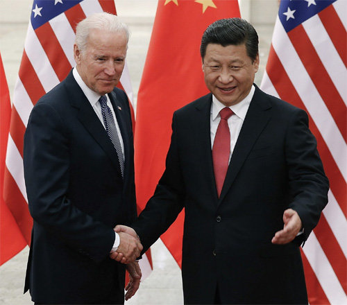 조 바이든 미국 대통령 당선인(왼쪽)이 부통령 재직 시절인 2013년 12월 중국 베이징 인민대회당에서 시진핑 국가주석과 악수를 하는 모습. 베이징=AP 뉴시스
