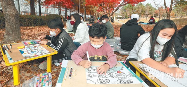 7일 오전 대전 서구 대전엑스포시민공원 남문광장에서 열린 ‘제2회 대덕에서 과학을 그리다’ 결선 대회. 어린아이들이 빨갛게 물든 
단풍 아래 자리를 펴고 과학기술이 가져올 미래 세상을 도화지에 옮기고 있다. 이날 결선 참가자들은 가족 단위로 참가해 광장과 인근
 한밭수목원에서 가을을 만끽했다. 대전=박영대 기자  sannae@donga.com